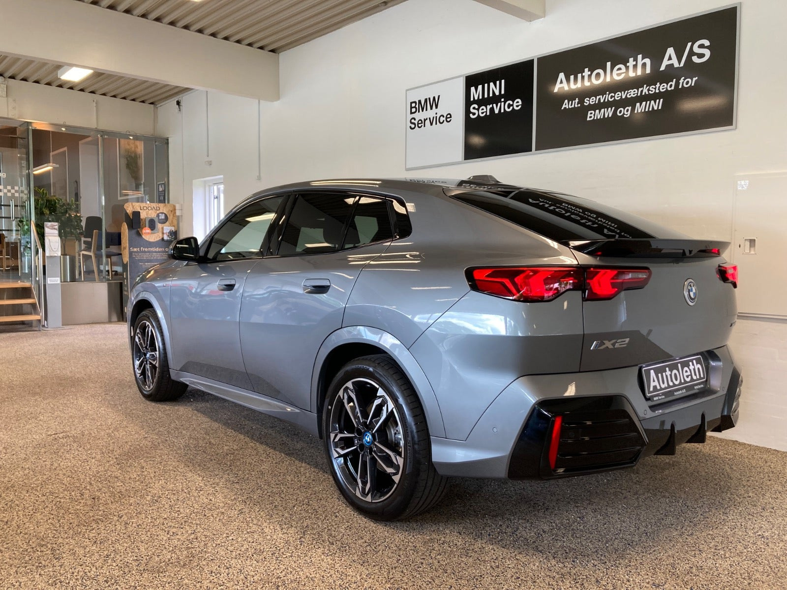 Grå BMW iX2 fra 2025