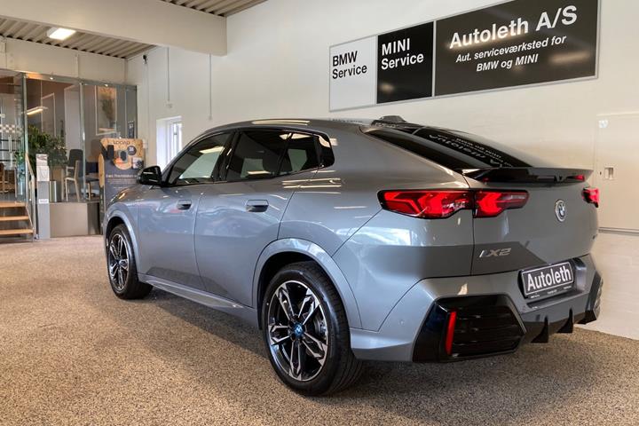 Grå BMW iX2 fra 2025