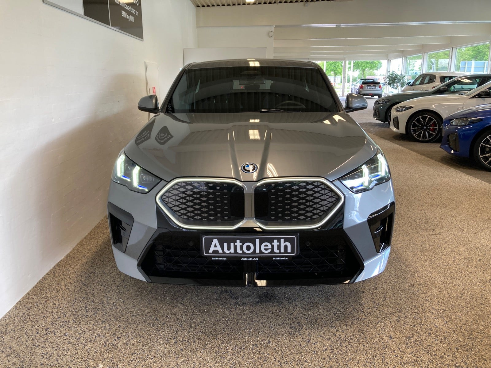 Grå BMW iX2 fra 2025