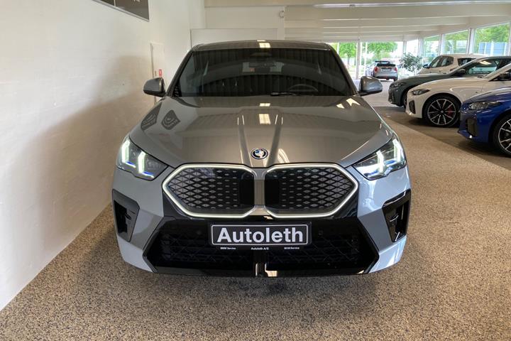 Grå BMW iX2 fra 2025