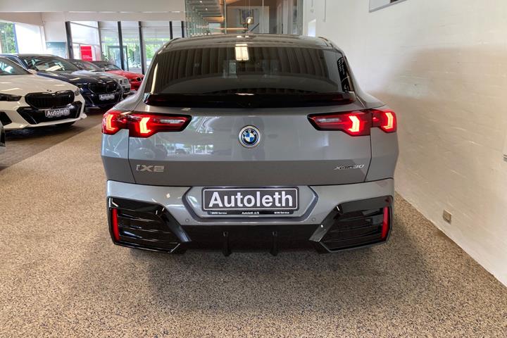 Grå BMW iX2 fra 2025
