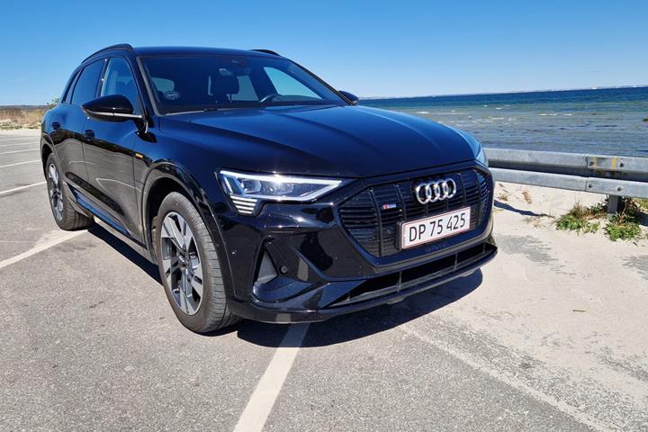 Sort Audi e-tron fra 2023 set udefra