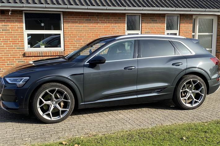 Grå Audi e-tron fra 2019