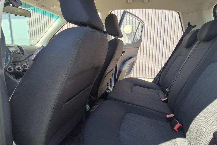 Turquoise Hyundai i10 fra 2012