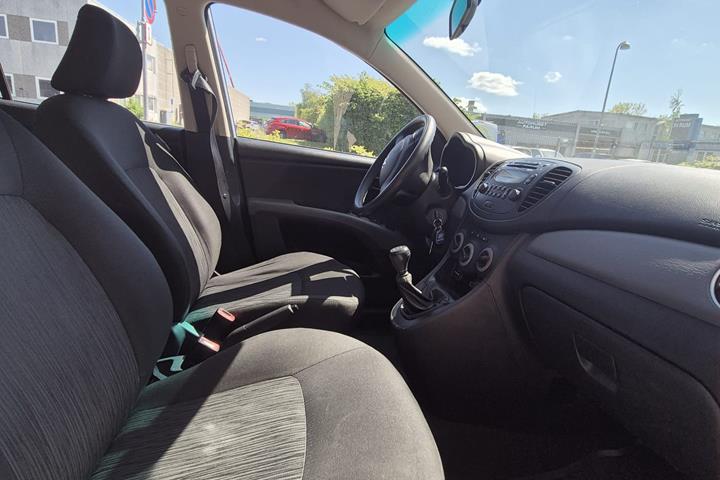 Turquoise Hyundai i10 fra 2012