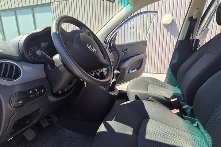 Turquoise Hyundai i10 fra 2012
