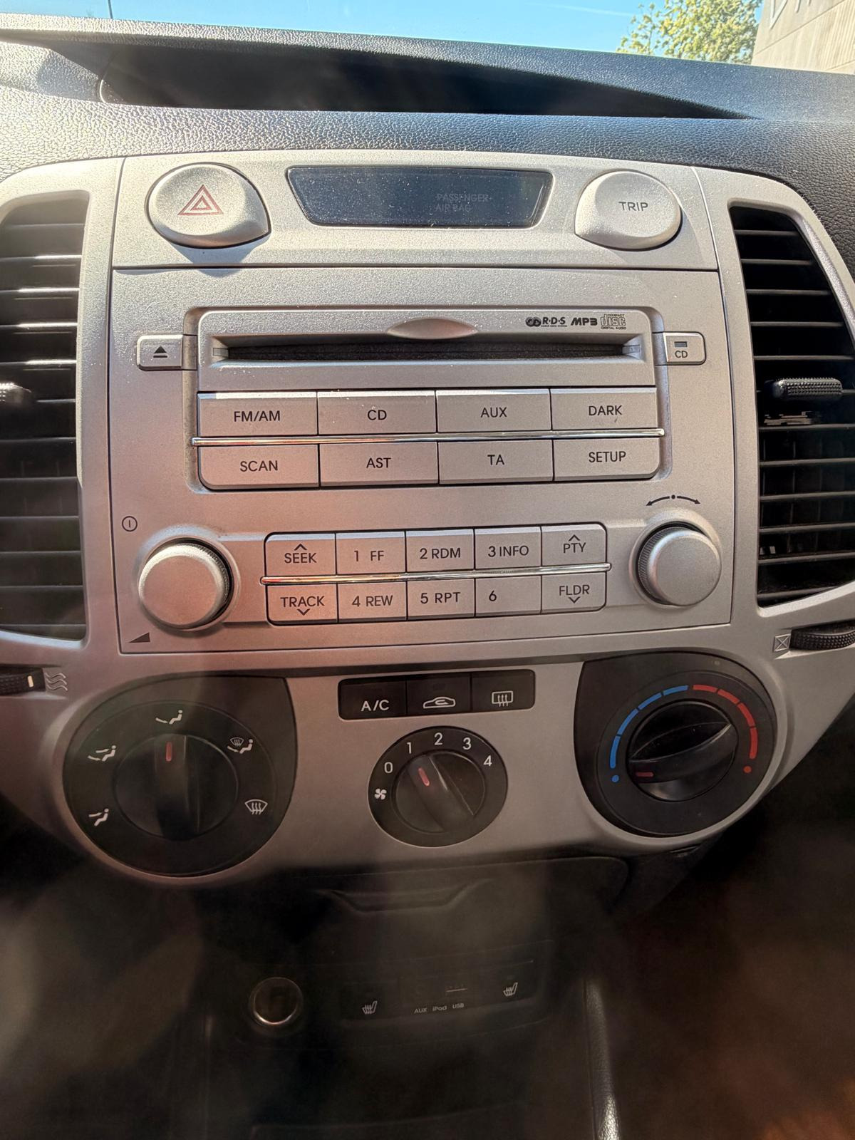 Turquoise Hyundai i20 fra 2010
