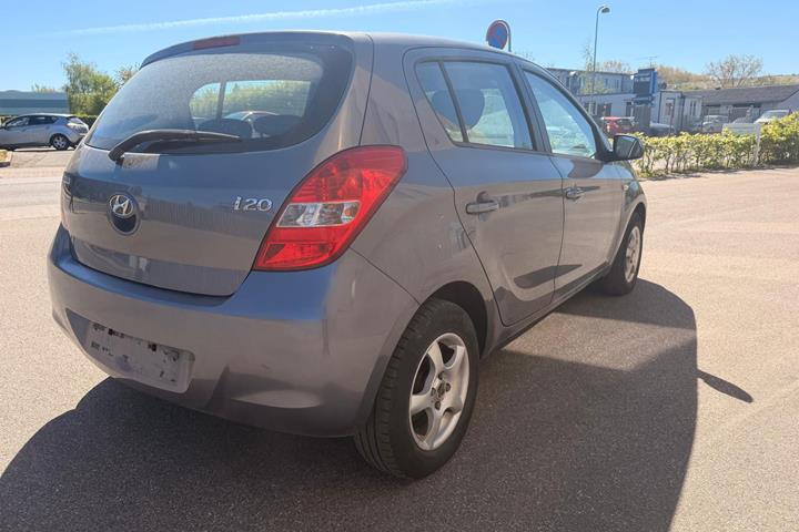 Turquoise Hyundai i20 fra 2010