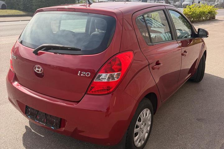 Rød Hyundai i20 fra 2011