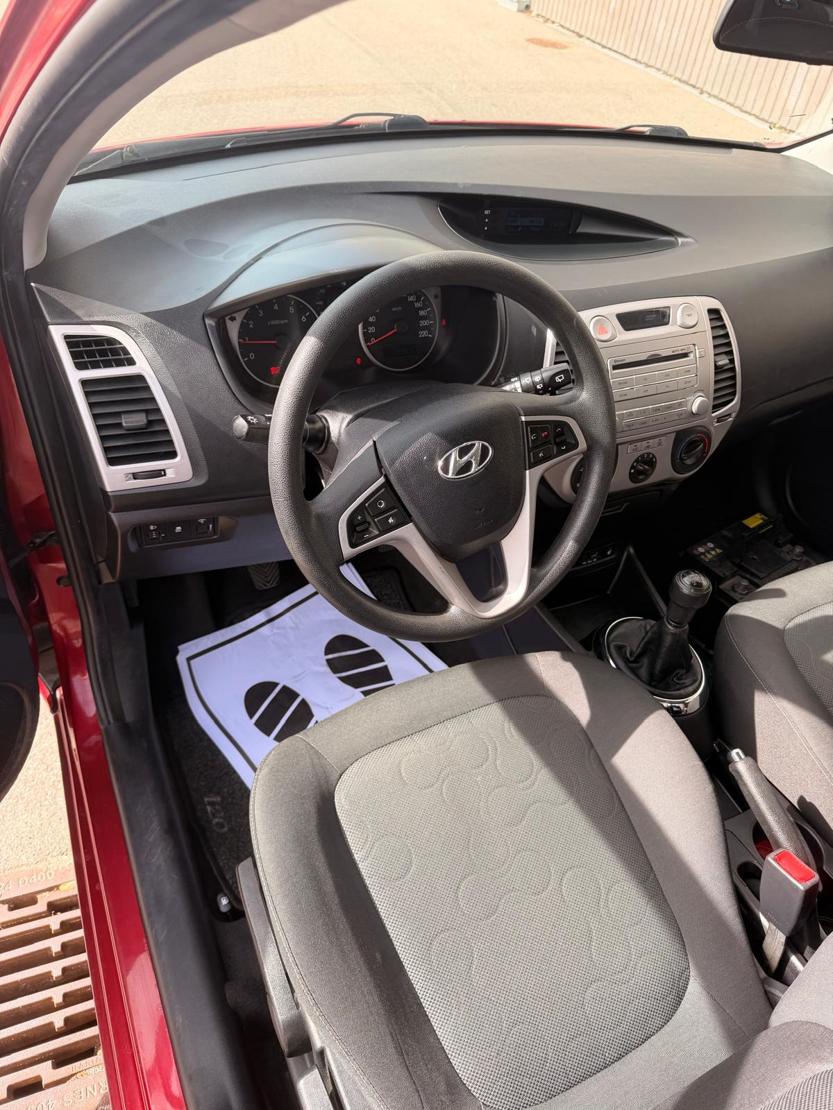 Rød Hyundai i20 fra 2011