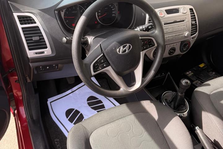 Rød Hyundai i20 fra 2011