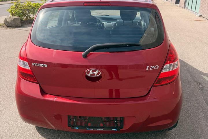 Rød Hyundai i20 fra 2011