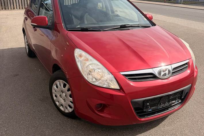 Rød Hyundai i20 fra 2011