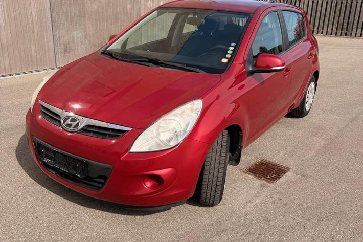Rød Hyundai i20 fra 2011