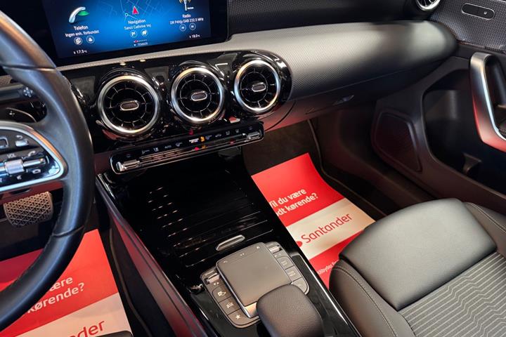 Sort Mercedes A250 e fra 2021 set indefra