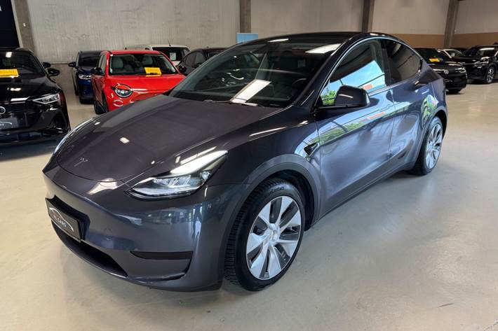 Grå Tesla Model Y fra 2023