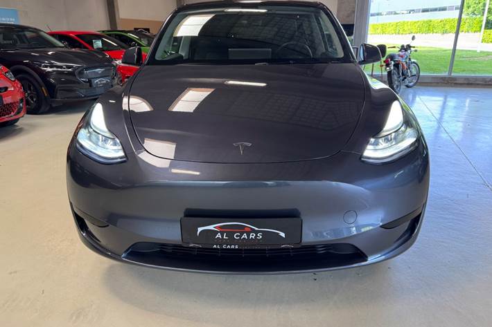 Grå Tesla Model Y fra 2023