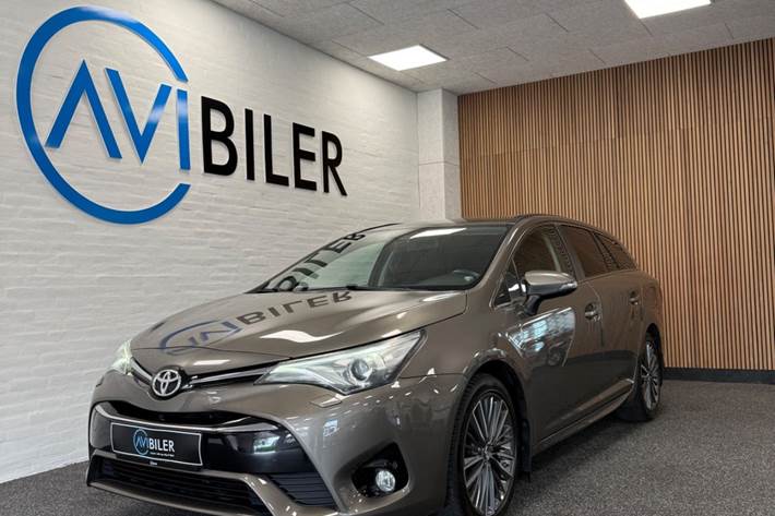 Grå Toyota Avensis fra 2016 set udefra