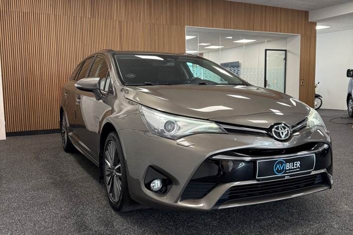 Grå Toyota Avensis fra 2016
