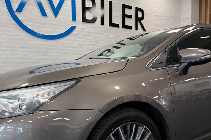 Grå Toyota Avensis fra 2016