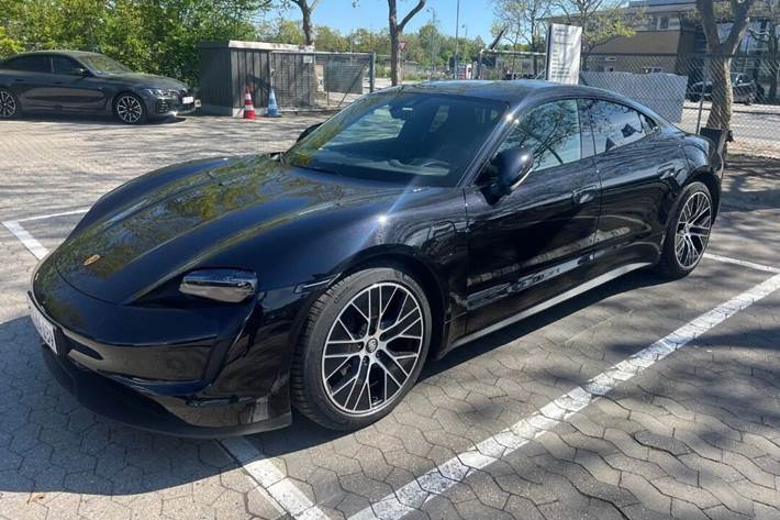 Sort Porsche Taycan fra 2023