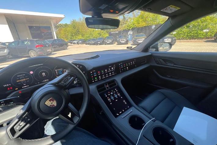 Sort Porsche Taycan fra 2023