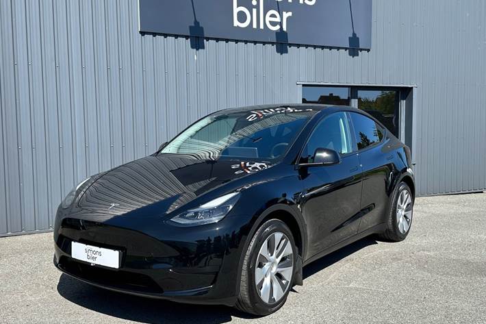 Sort Tesla Model Y fra 2024