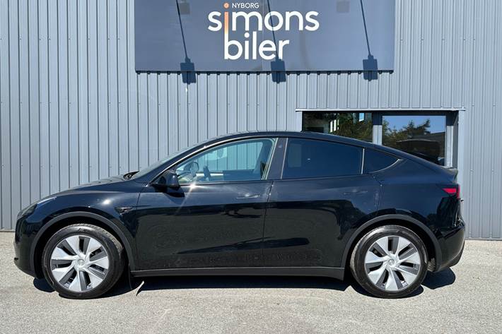 Sort Tesla Model Y fra 2024