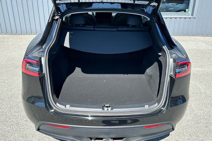 Sort Tesla Model Y fra 2024