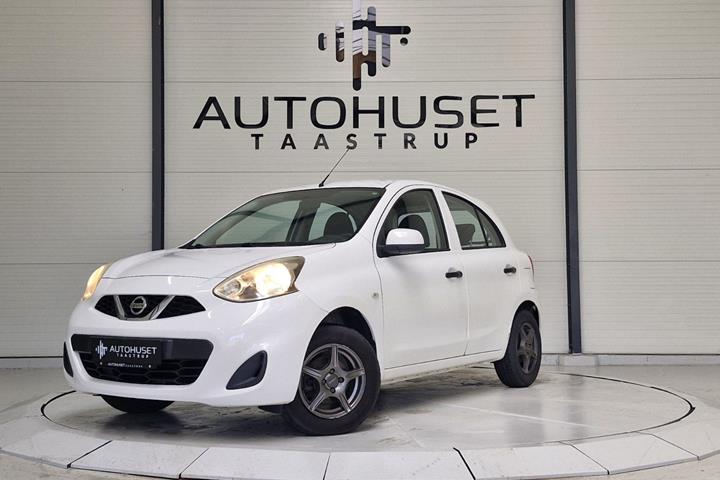 Hvid Nissan Micra fra 2013 set udefra