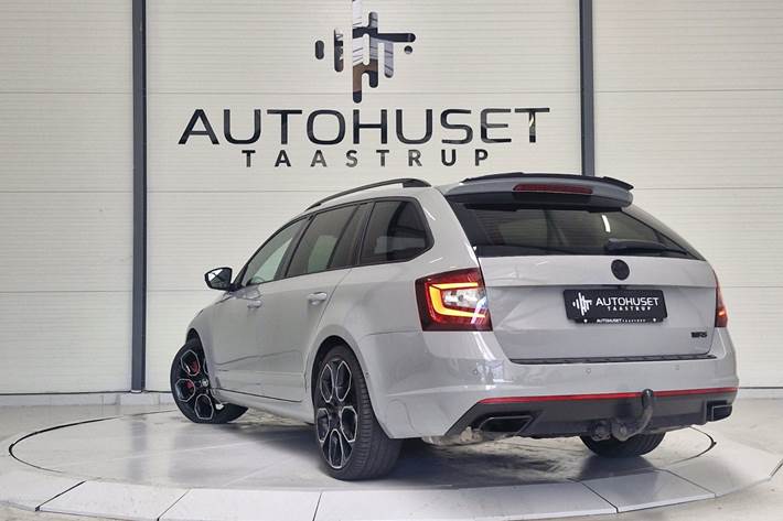 Grå Skoda Octavia fra 2018