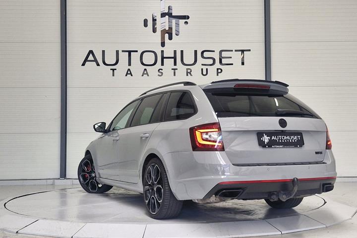 Grå Skoda Octavia fra 2018