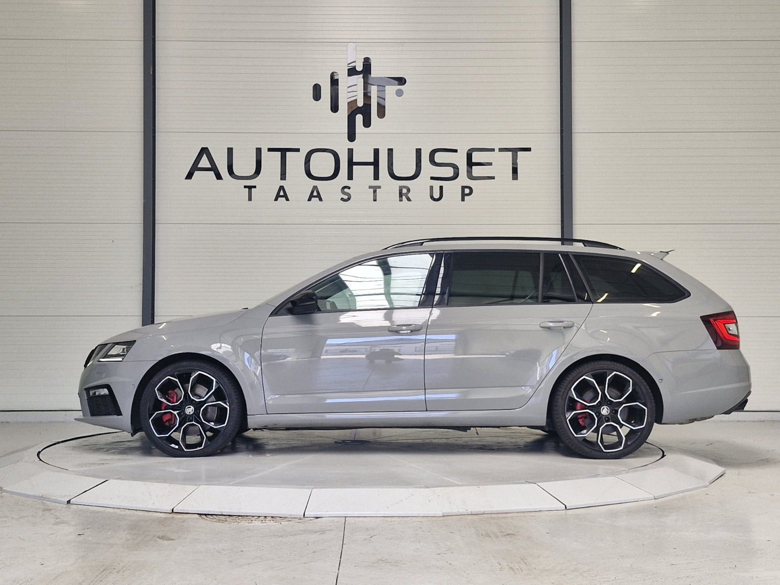 Grå Skoda Octavia fra 2018