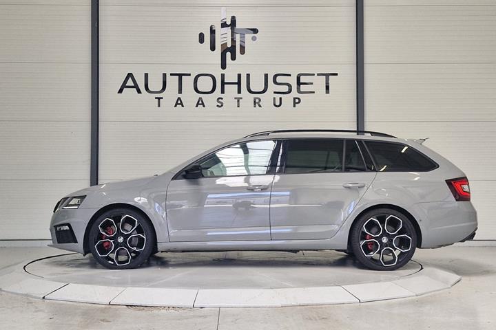 Grå Skoda Octavia fra 2018