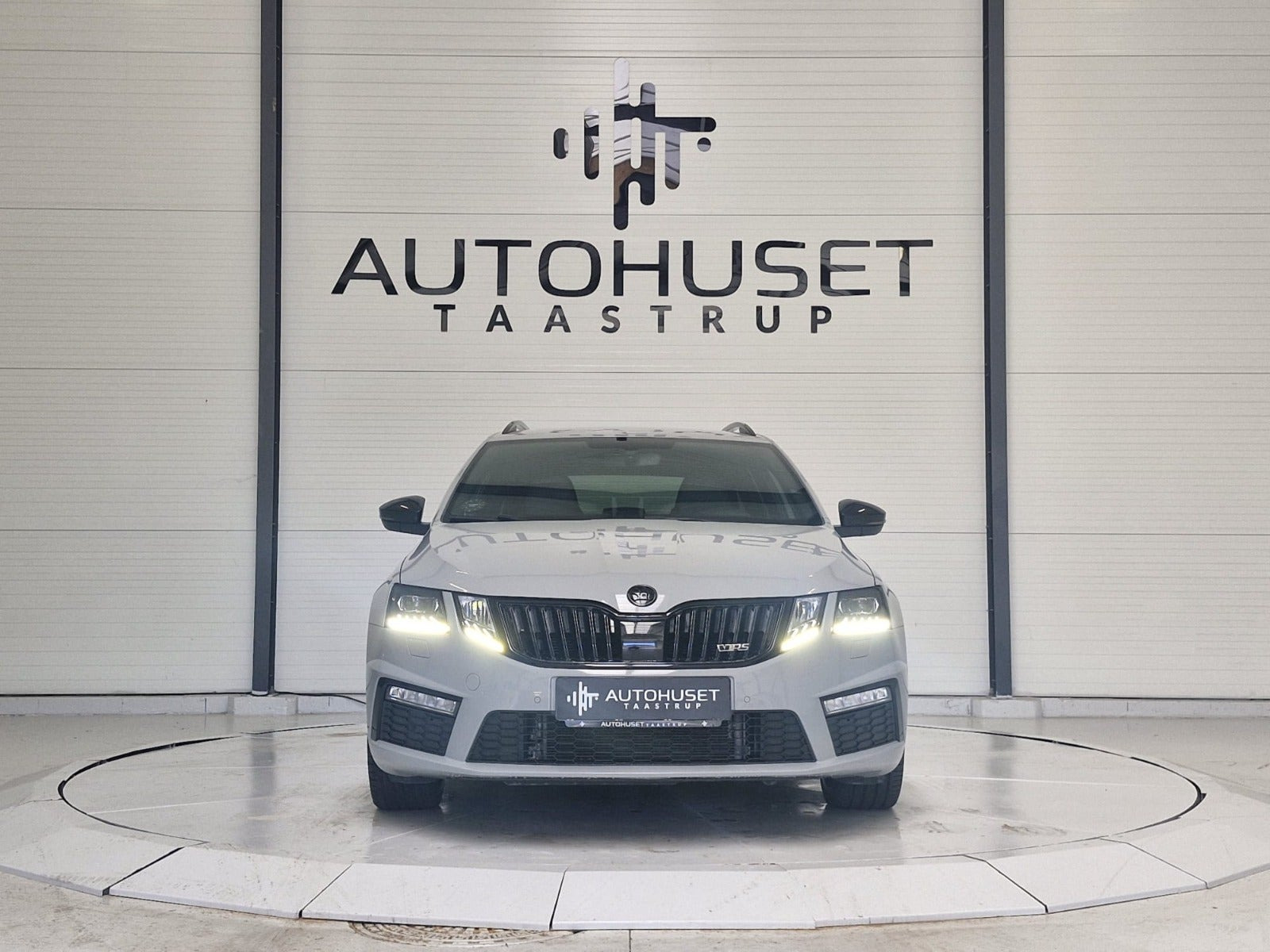 Grå Skoda Octavia fra 2018