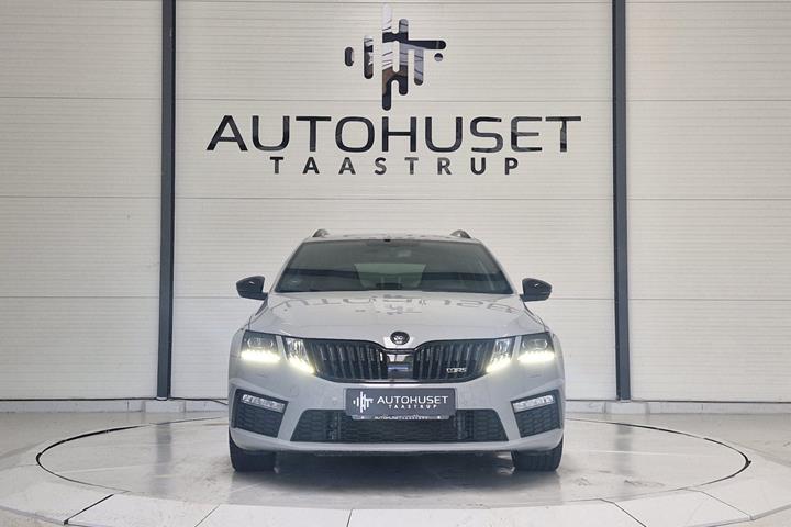 Grå Skoda Octavia fra 2018