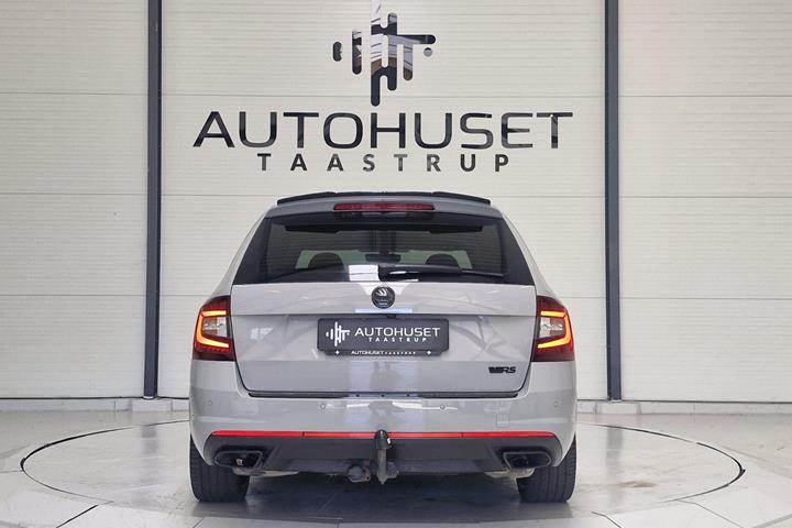 Grå Skoda Octavia fra 2018