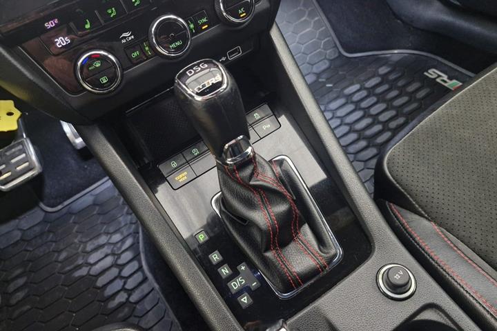 Grå Skoda Octavia fra 2018