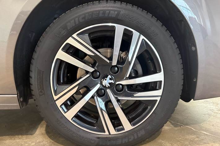 Grå Peugeot 208 fra 2023
