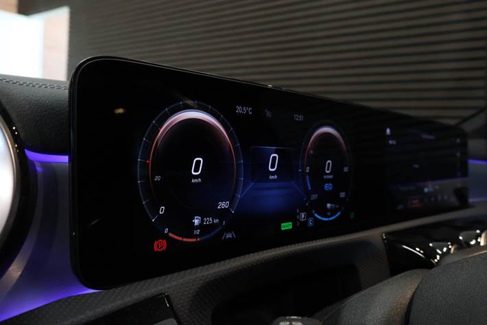 Grå Mercedes CLA250 e fra 2022