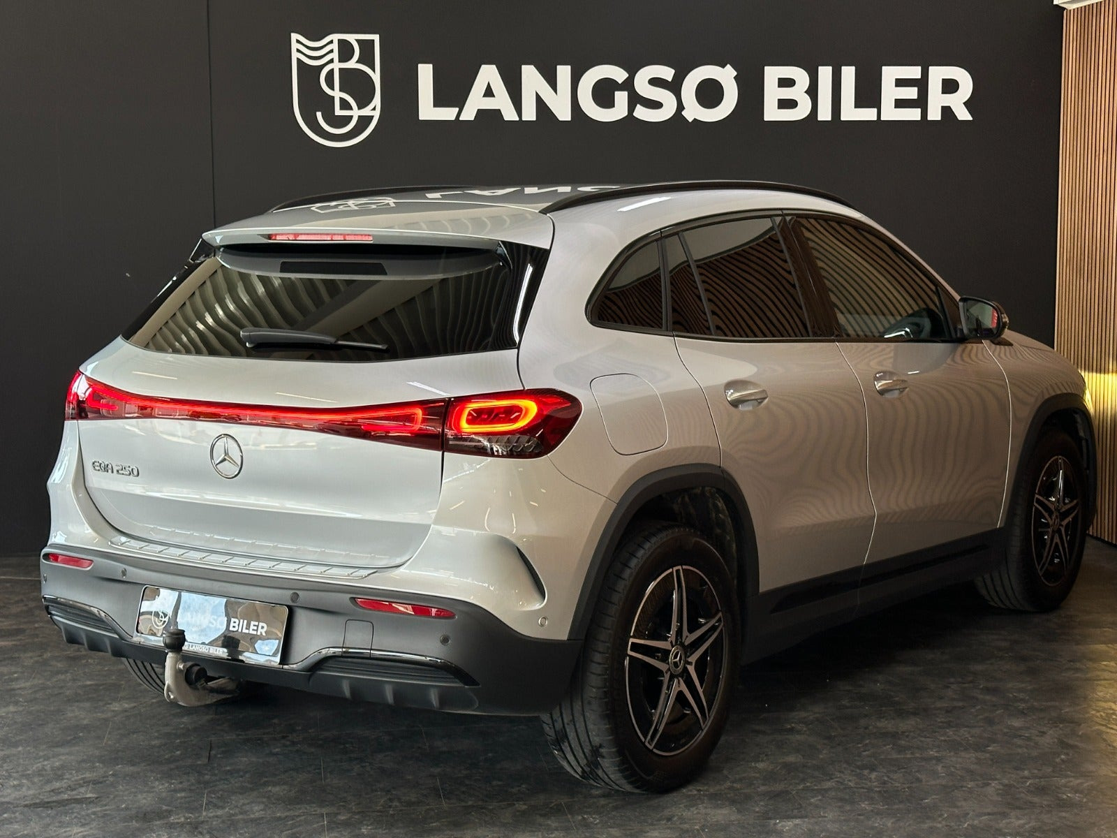 Sølv Mercedes EQA250 fra 2022