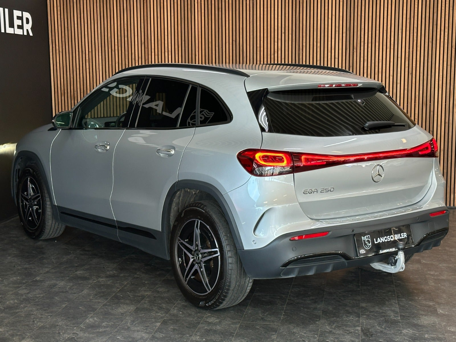 Sølv Mercedes EQA250 fra 2022