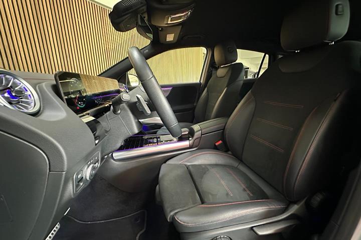 Sølv Mercedes EQA250 fra 2022