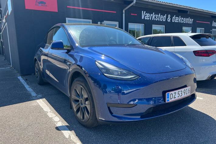 Grøn Tesla Model Y fra 2024