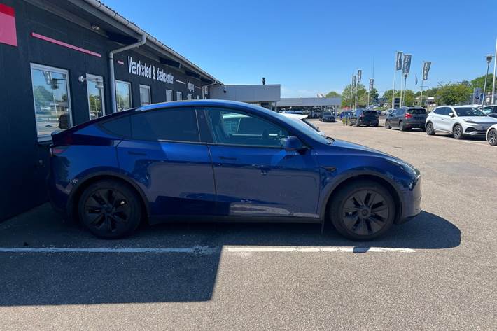 Grøn Tesla Model Y fra 2024