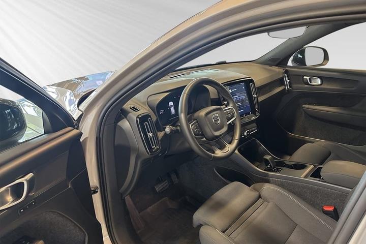 Sølv Volvo EX40 fra 2025