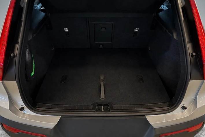 Sølv Volvo EX40 fra 2025