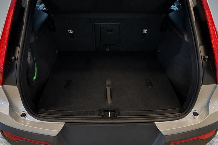 Sølv Volvo EX40 fra 2025