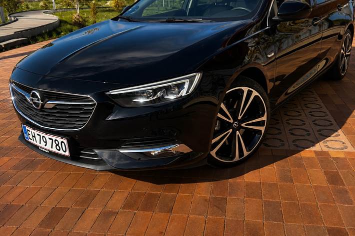 Sort Opel Insignia fra 2017
