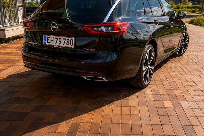 Sort Opel Insignia fra 2017